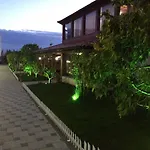 Bed and breakfast Kompleksi Kenaqesia 4*